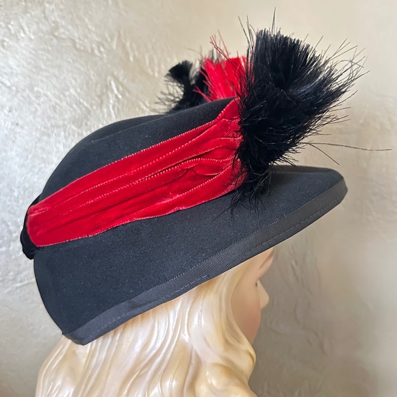 MYSTERIOUS 1940\'s BLACK FELT HAT + RED/BLACK VELOUR BAND & FEATHERS main image 13